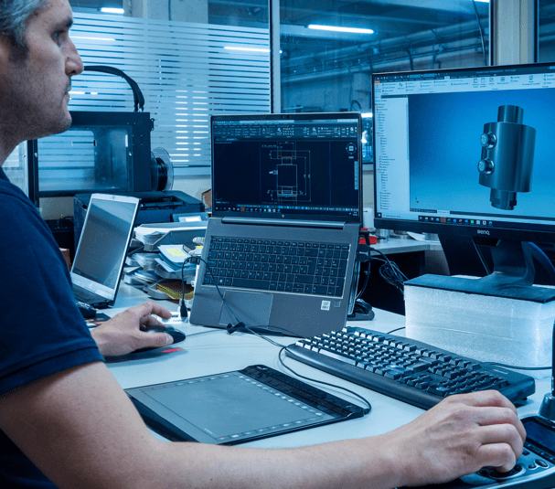 Ingeniero diseñando una célula de carga en CAD